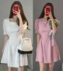 Abiti Moda minimalista Retro Mini White Puff Manica corta Abito in cotone e lino Collo quadrato Rosa Slim A Line Vestido Korea 210610