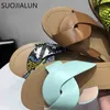 Suojialeun Kobiety Kapcie marki Lato Outdoor Flat Heel Beach Slides Rozrywka Wąż Wzór Otwórz Toe Flip Flops Duży rozmiar 40 C0330