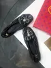 2021 럭셔리 여성 소프트 솔 워드 플랫 신발 꽃 장식으로 할머니 신발 디자이너 블랙 모든 일치 게으른 보트 신발