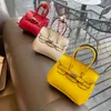 السلسلة الرئيسية مصممة مصممة مصممة حقائب اليد إكسسوارات AirPods Case Protection Headphone Cases Women Mini Hands Handbags Lady Coin Lipstick Bage Lipstick