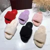 Nieuwste luxe Nertsbont vrouwen Slippers Zachte Platte open teen Slip-on Muilezels met Initialen Mode lichtgewicht Huiselijke Muilezel maat 34-42