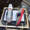 Män Dam Sneaker Läder Fritidsskor Chaussures Designer Sneakers Broderi Ränder Stylist Sko Promenad Sporttränare