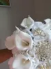 Bröllopsblommor Vit Färg Konstgjorda Silk Rosor med Calla Lily Bride Flower Diamond Cascading Bouquet Ramo de Novia Cascada