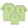 여름 가족이 일치하는 의상 티셔츠 옷을 입고 어머니 아들 아들 딸 아이들 만화 인쇄 태양 구름 210521