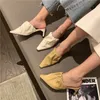 Zapatillas de mujer con punta en pico Tacones altos Color sólido Amarillo / Beige / Negro Moda Cuero suave Casual Verano Diapositivas Mulas Zapatos 35-39 210513