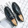 2021トップデザイナーメンズビジネスプロムの靴光沢のある革の金属ボタン高級柔らかい底の結婚式の尖ったつま先の男性フラットローファーの履物