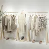 Giyim mağazası vitrin kadın bez dükkanı asılı organizasyon ayakkabı çanta raflar duvar giysileri karşı iniş depolama sahipleri beyaz