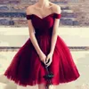 Popularne Burgundowe Ruffles Tiulle Homecoming Sukienki Linia Sweetheart Backless Mini Short Cocktail Sukienki z druhną koronkową Prom E263W