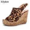 Eilyken 2021 새로운 패션 Peep 발가락 플랫폼 웨지 발 뒤꿈치 Womens Leopard 곡물 샌들 발목 버클 스트랩 캐주얼 슬라이드 신발 Y0305