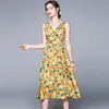 Floral midi A-ligne jaune col en v sans manches sexy décontracté grande taille robes pour femmes fête vacances été mode 210421