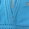 Haute qualité femmes bleu ciel robes de piste col en V à manches courtes bouton tête de lion gaine sexy mince solide tricoté robe Milan E24261p