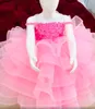 2021 Abiti da ragazza di fiore rosa con collo trasparente Fiori fatti a mano con perline su livelli Tulle Lilttle Abiti da sposa per spettacoli di compleanno per bambini