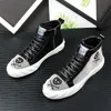 Luxury Skull Lace-Up Men Boots Diamond Rhinaistones Spikes Rivets Rivets Farts Casual Flats Sneakers Designer Locs B76