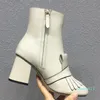 Diseñador de lujo para mujer Borla Botines de calidad superior 100% Piel de vaca Zapatos de botón de moda de cuero genuino Punta redonda 7.5 cm Tacón alto grueso