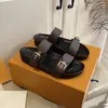 Dam Bom Dia Flat Mule Justerade remmar med guldfärgade spännen Tofflor Klassisk design Läder Canvas Slides Dammode Flip Flops Hem