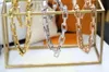 Europe America Style Collier Bracelet Hommes Silver Noir Or-Couleur Métal Multicolore en métal gravé Ve Initiales Motif de fleurs Chaîne épaisse Jeux de bijoux M68241 M69449