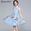 Summer Runway Designer Patchwork Increspature irregolari Abito da ballo con fiocco Abito da donna senza maniche con scollo a V Abito corto a righe blu 210416