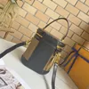 Bolso cilíndrico Bolso bandolera Cubo Tote Cremallera Cerradura Carta en forma de barril Monedero de una sola manija Monedero Mujeres Diseñadores de lujo Bolsos Crossbody Sling Bag