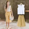 Yaz Yürümeye Başlayan Kız Giysileri Set Pamuk Moda Kolsuz T-Shirt ve Çizgili Geniş Bacak Pantolon Genç Beyaz Üst 2 Parça Set 210622