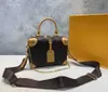 2021 New Women Classic Crossbody Väska med kedjestrap Lady Shoulder Bags Högkvalitativ flicka bröstväska Fashion Rivet Handväskor Storlek 2272V