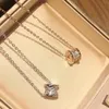 Populärt halsband lyxiga officiella reproduktioner diamanter hängen halsband toppkvalitet 18k guldpläterad kärleksserie avancerad aaaaa 2077