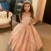2022 Bling Tulle Girls Pageant Klänningar Sheer Cap Sleeve Jewel Beaded Crystal Mini Quinceanera Klänning Toddler Flower Girl Wedding
