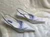 Высококачественные женские 2021 сандалии сандалии дизайнерские туфли мода заостренный рисовать реальную кожу обратно ремешок ремешок змея нижний каблук 3см треугольник