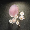 FARLENA bijoux conception Unique broche en pierre de cristal rose fleur de prunier avec coquille naturelle broches élégantes en perles d'eau douce