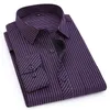 Män Business Casual Långärmad tröja Classic Striped Male Social Dress Shirts Slim Fit Stor storlek 2XL 3XL 4XL Lila 210410