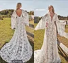 Abiti da sposa bohémien vintage con manica campana lunga 2021 Pieno pizzo floreale con scollo a V senza backless Beach Beach Abito da sposa all'aperto