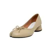 Klänningskor Kvinnors Fashion Leather Bowtie Tabi Split Toe Mid Heel Ballet Court Pumps Sandaler Real 2021