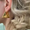Boucles d'oreilles Triangle solide minimaliste de style cool de luxe B et V à la mode dans un tempérament de texture d'oeil polyvalent 4223942