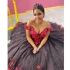 En vintage zwarte rode Mexicaanse Quinceanera -jurken Handgemaakte bloemen Appliqued van de schouder veter omhoog Organza formeel feest prom avondjurken