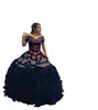 2022 Modest Mexican Charro Quinceanera Dresses Tiered Ball Gown Vinatge 어깨 끄기 Satin Organza Sweet 15 Dress 16 Girls Plus 크기