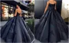 2021 Schwarze Spaghetti -Gurte Satin Ballkleid Abend Ärmel und Spitzen Applikationen Rückenfreier Prom Quinceanera Kleider Plus Größe Kleider 0431