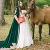 Zweiteilige Downton-Hochzeitskleider mit jägergrünem Umhang, 2022, Spitze, Perlen, Holzkapuze, Country-Brautkleid, Cape-Bolero