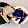 아동 의류 세트 소년 소녀 Tracksuits 정장 편지 인쇄 2pcs 디자이너 자켓 바지 정장 Chidlren 캐주얼 스포츠 의류 90-130 2 스타일 Teen Tracksuit