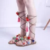 2021 Hot Bohemian Style Sky Blue Pom Flat Sandals Lace-up Fringe Beach Klänning Skor Söt blandad Färg Tassel Flip Flops Y0721