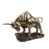 Ny Golden Wall Bull Figurine Street Sculptu Cold Cast Coppermarket Hem Dekoration Gåva till Office Decoration Craft Ornament