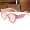 grosses lunettes de soleil roses