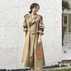 Kvinnors Trench Coats Coat för kvinnor 2021 Vår och Höst British Style Suit Collar Top Elegant Khaki Färg Modig Lång