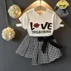 Ankomster sommar barn sätter kortärmad skrivelse T-shirt Patchwork Bow Plaid 2pcs Tjejkläder 2-7T 210629