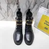 2021 Top Designer Senhoras Inverno Motocicleta Boot Shoes Mulheres Calfskin Botas Militares Moda Fivela de Metal Grosso Soled Martin Booties sapato tamanho 35-41