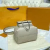 LockMe Kova Saplı Çanta Taneli Deri 2021ss Koleksiyonu Bayan Lüks Tasarımcılar Çapraz Vücut Çantaları Çantalar Cüzdanlar Crossbody 24cm M57687 M57688 M57689