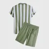 男性服2022男性薄い通気性夏の衣装セット緑色の白い縞模様の服の休日半袖2つの部分G220224