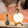 Figurki astronauty Dekoracja domu Żywica Kosmiczny Mężczyzna Miniaturowy Night Light Nawilżacz Zimny ​​Maszyna Machine Akcesoria Urodzinowe Prezenty 211105