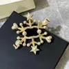 Spille a forma di fiocco di neve alla moda in oro smerigliato di nuovo stile Spilla da donna con decorazione in cristallo di perle di marca