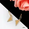 Chic Triangle Letter Charm Örhängen Diamond Pendant Studs Europe America Style Crystal Earddrop med frimärken