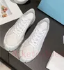 Nylon kvinnor designer sneakers vit svart beige casual skor triangel gummi 50 mm sula med hjul design duk plattform sko tränare