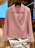 abrigo cruzado de color rosa